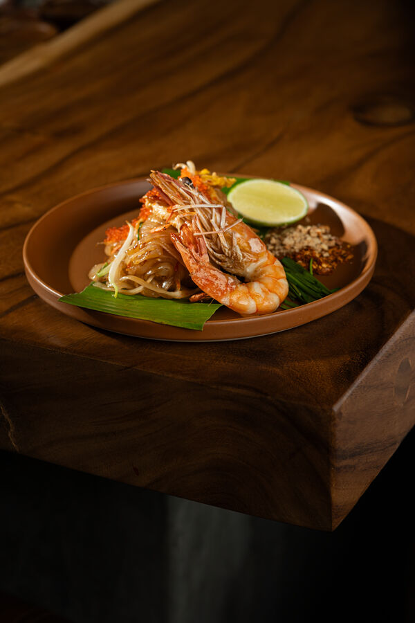 Pad thai with tiger prawn, cockles and tobiko